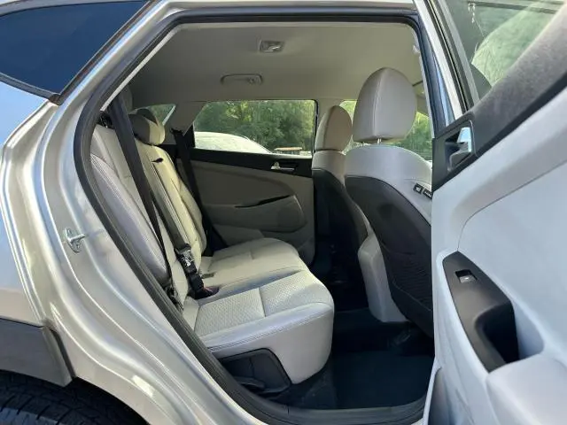 2021 HYUNDAI TUCSON SE  