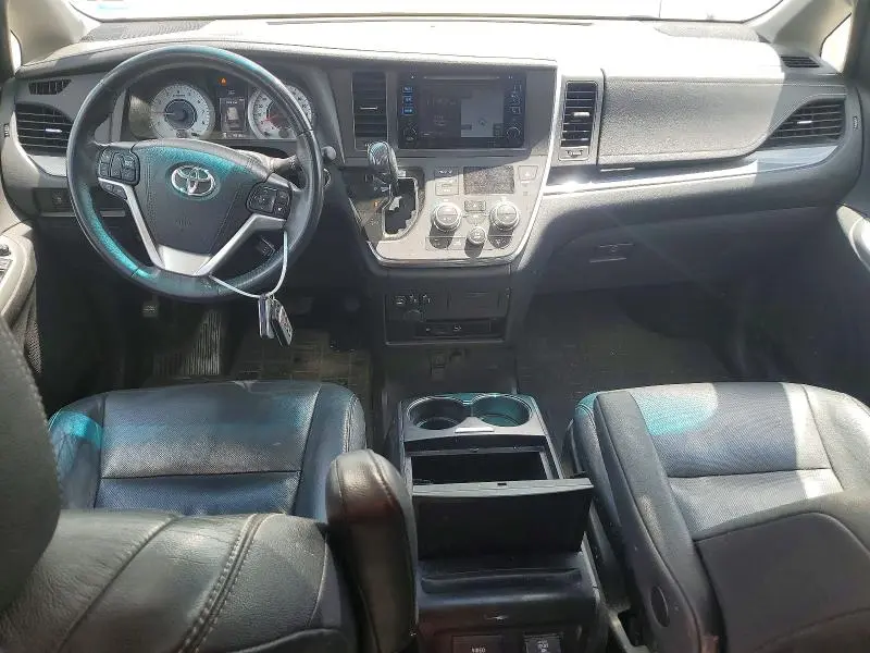 2016 TOYOTA SIENNA SE  