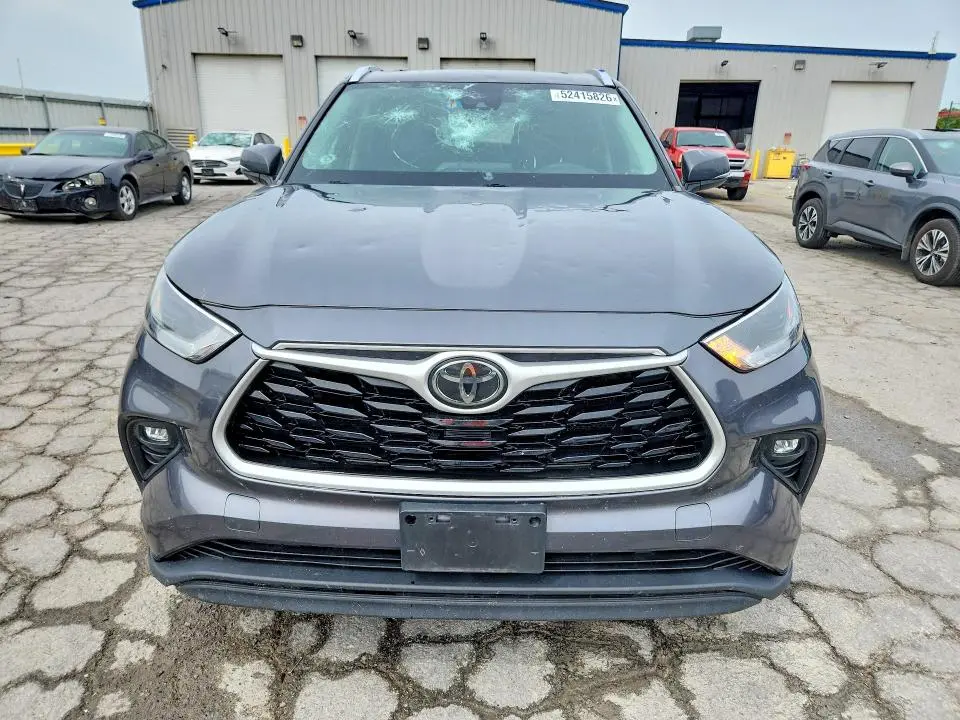 2021 TOYOTA HIGHLANDER XLE  