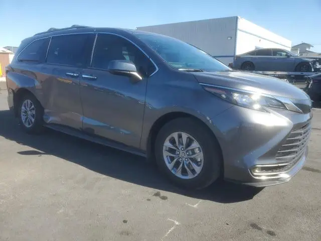 2025 TOYOTA SIENNA XLE  