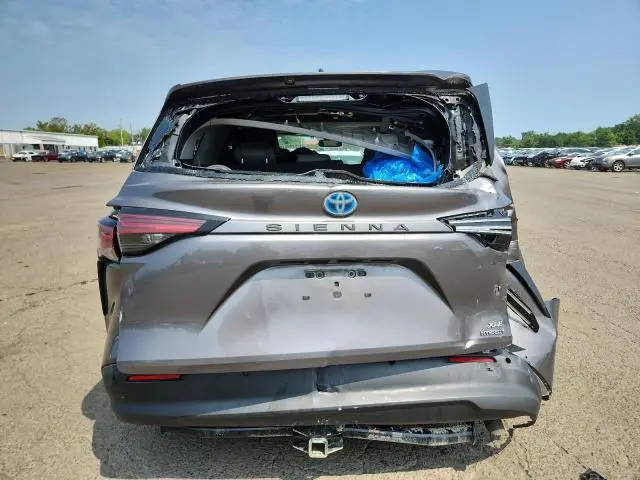 2021 TOYOTA SIENNA XLE  