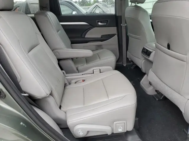 2019 TOYOTA HIGHLANDER SE  