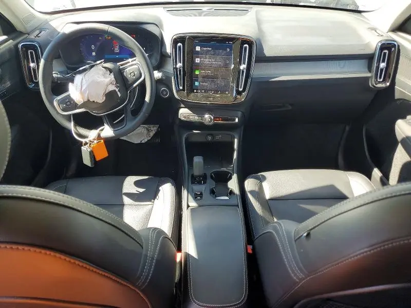 2025 VOLVO XC40 CORE  