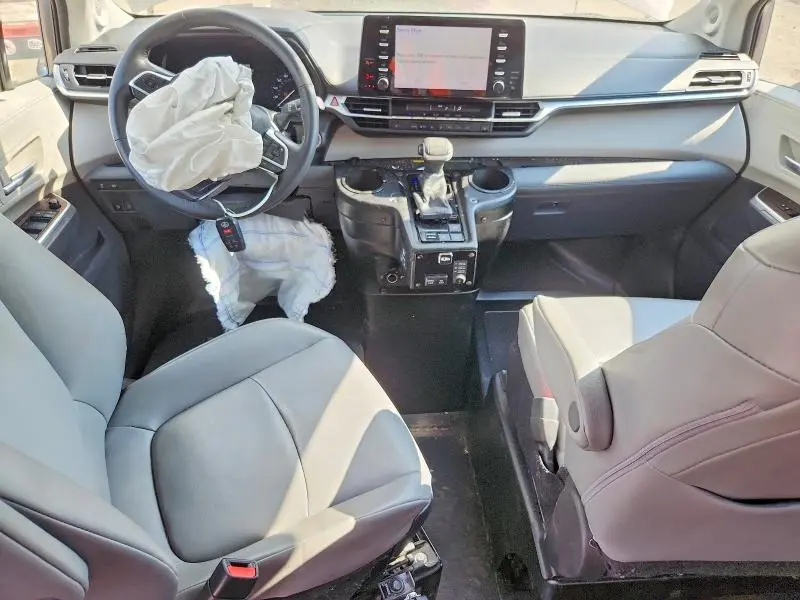 2022 TOYOTA SIENNA XLE  