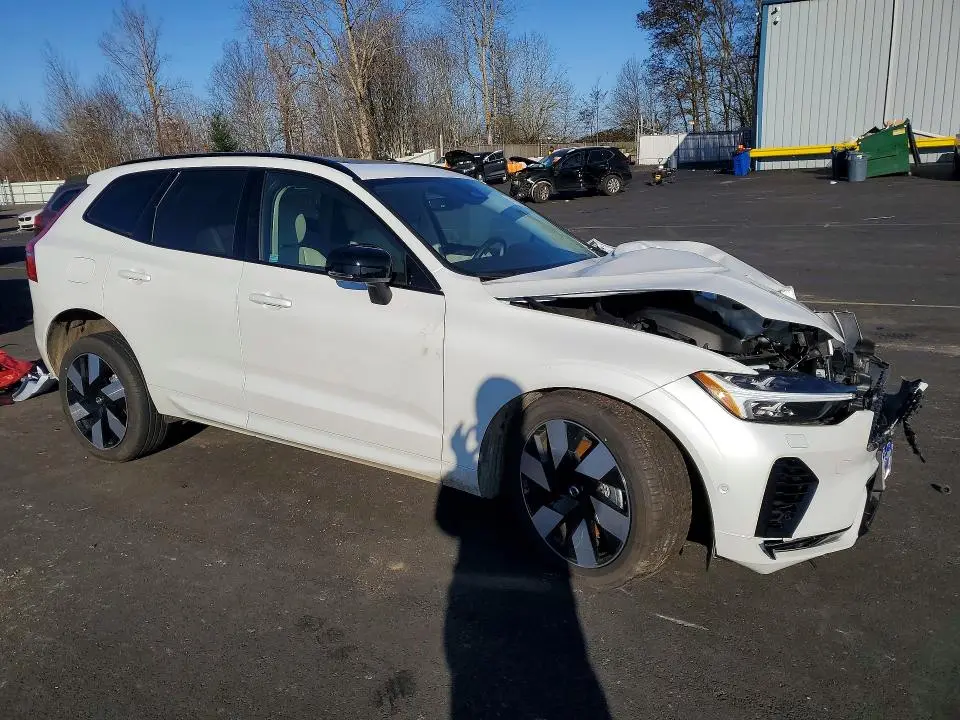 2025 VOLVO XC60 PLUS  