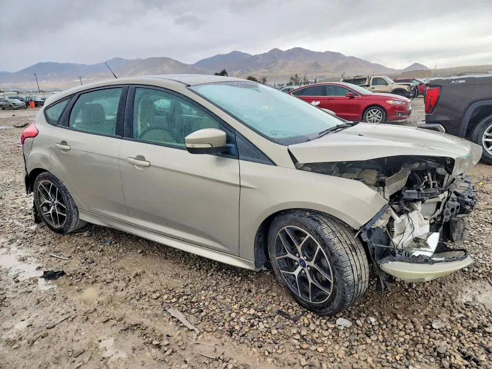 2015 FORD FOCUS SE  