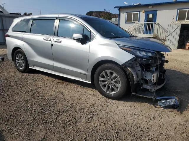 2021 TOYOTA SIENNA LE  