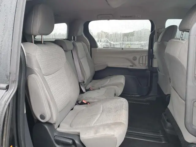 2022 TOYOTA SIENNA LE  