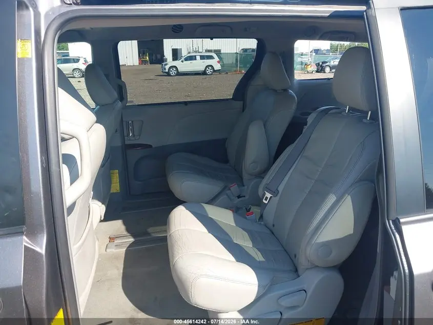 2011 TOYOTA SIENNA XLE V6