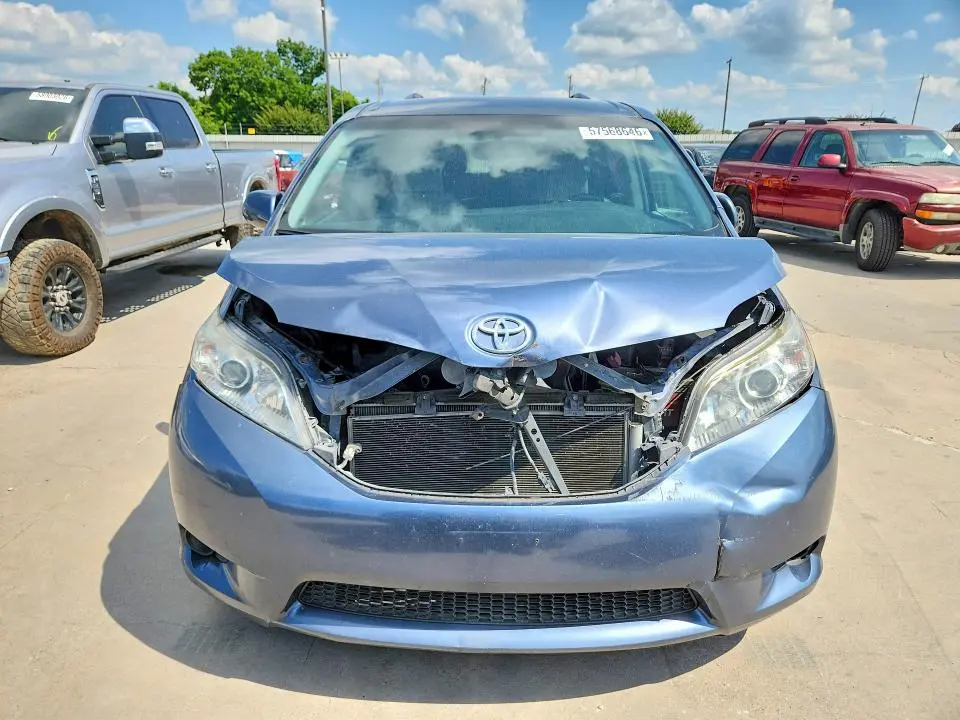 2016 TOYOTA SIENNA LE  