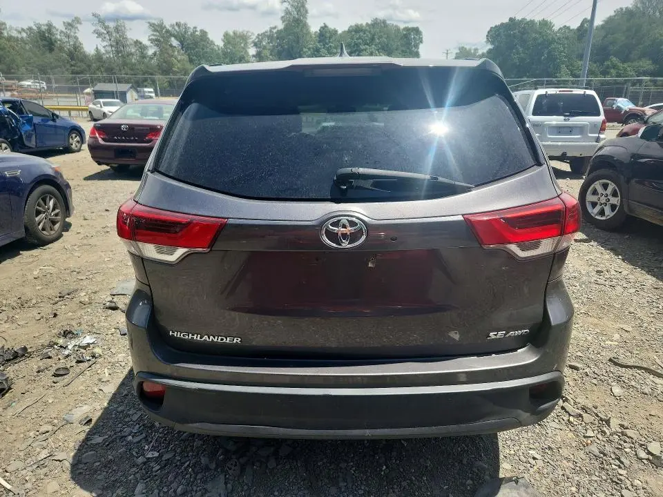 2017 TOYOTA HIGHLANDER SE  