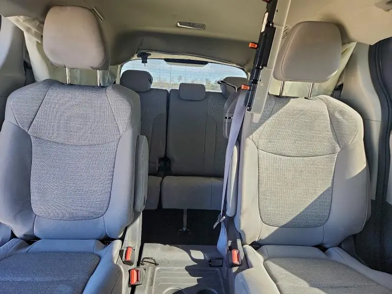 2021 TOYOTA SIENNA LE  