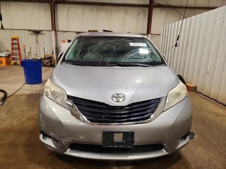 2013 TOYOTA SIENNA LE  