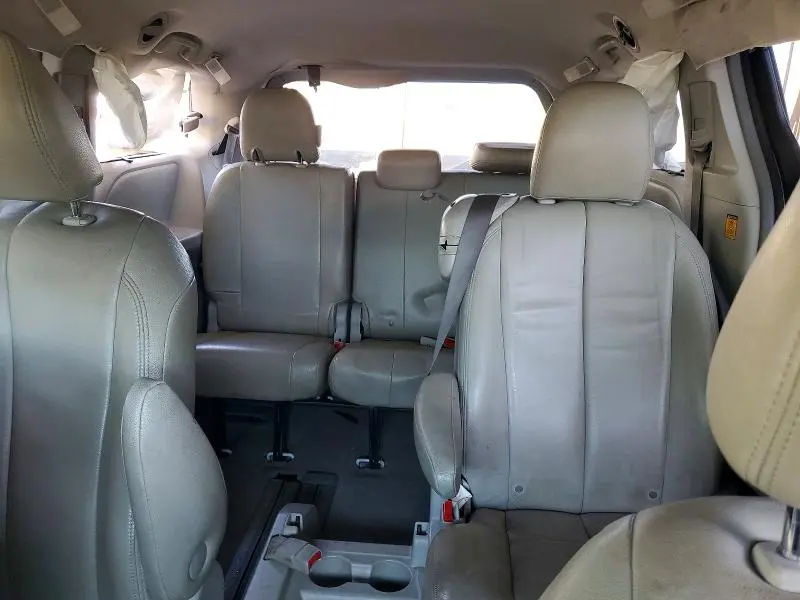 2011 TOYOTA SIENNA LE  