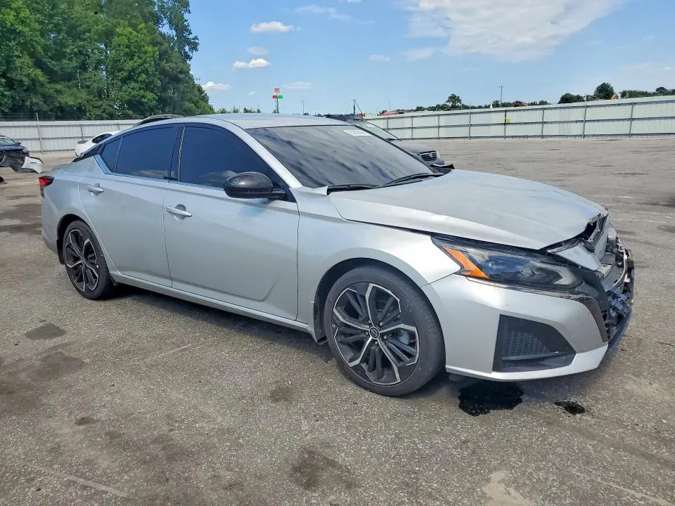 2024 NISSAN ALTIMA SR  