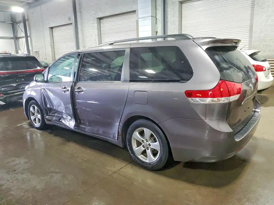 2013 TOYOTA SIENNA LE  
