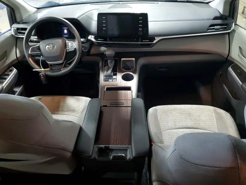 2021 TOYOTA SIENNA LE  