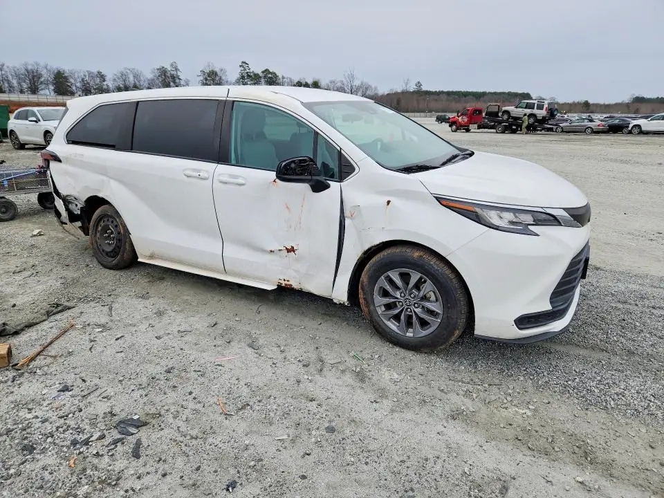 2022 TOYOTA SIENNA LE 8-PASSENGER  