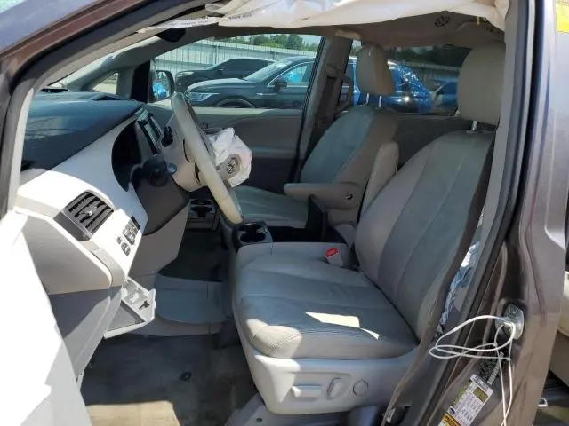 2014 TOYOTA SIENNA XLE  
