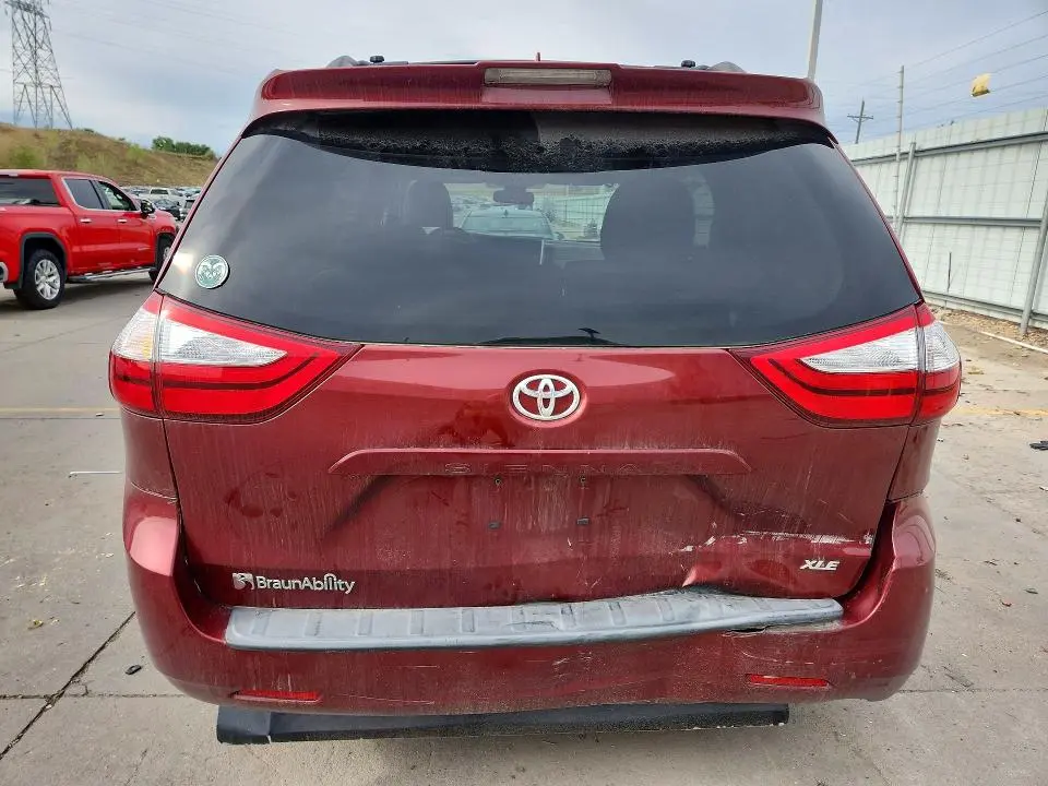 2018 TOYOTA SIENNA XLE 8-PASSENGER  