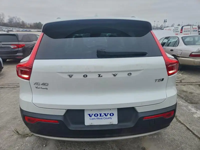 2021 VOLVO XC40 T5 MOMENTUM  