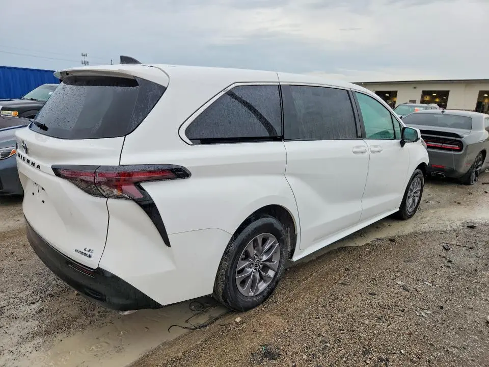 2024 TOYOTA SIENNA LE  