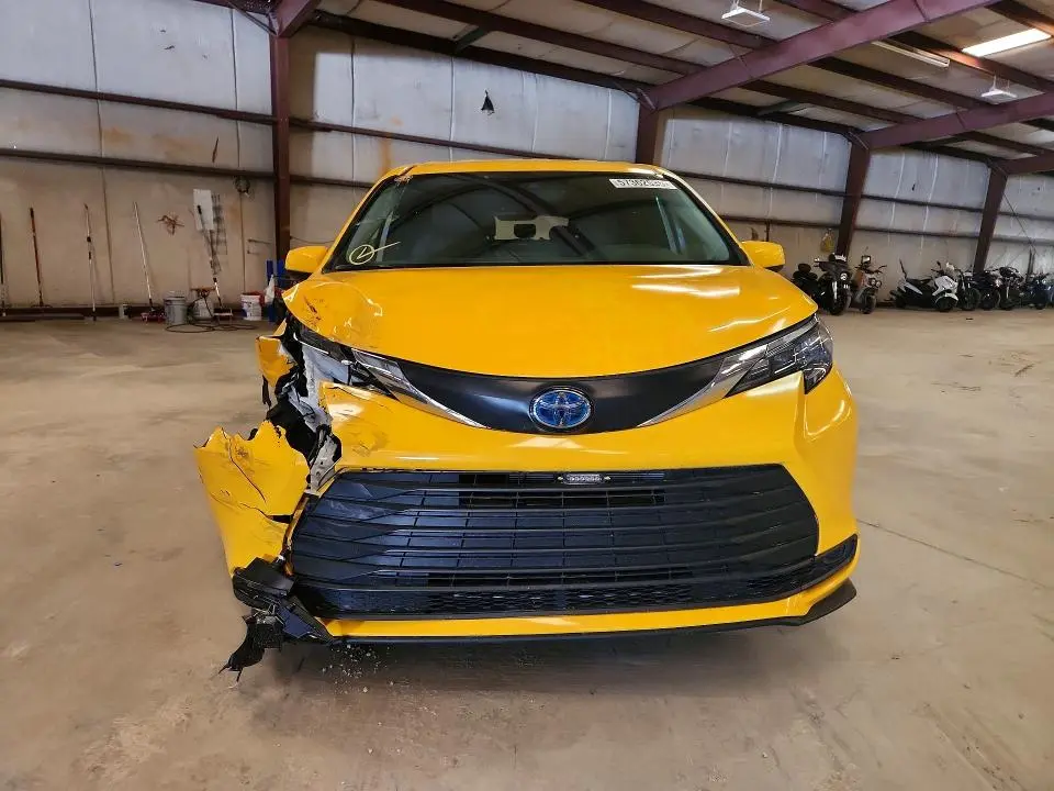 2025 TOYOTA SIENNA LE  