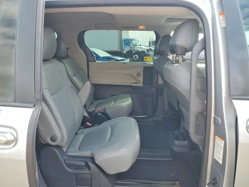2023 TOYOTA SIENNA XLE  