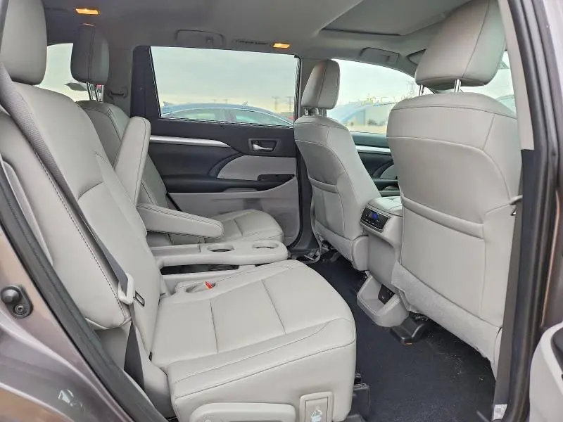 2019 TOYOTA HIGHLANDER XLE  