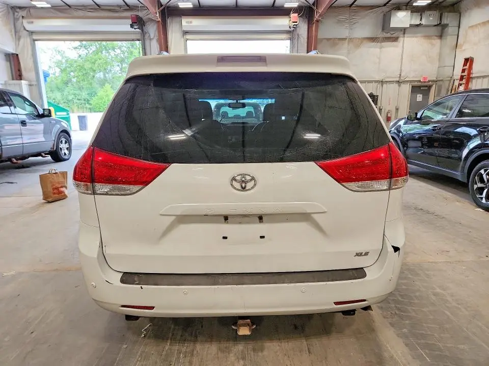 2014 TOYOTA SIENNA XLE 8-PASSENGER  