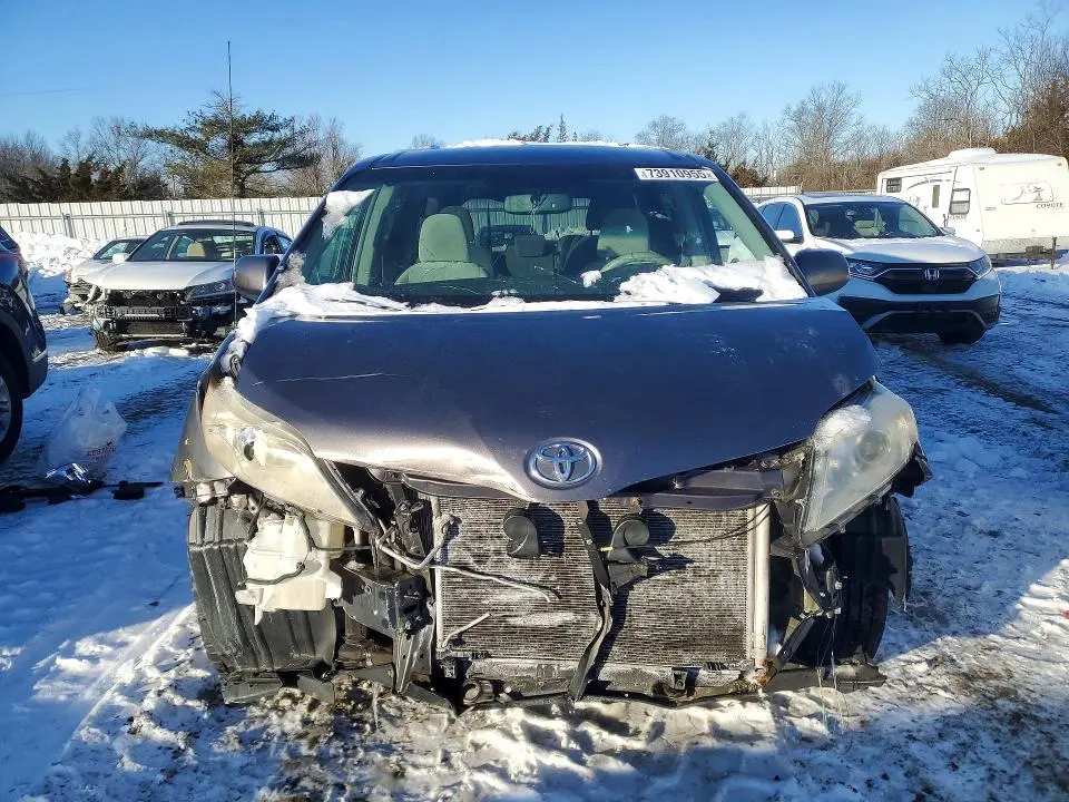 2011 TOYOTA SIENNA LE 8-PASSENGER  