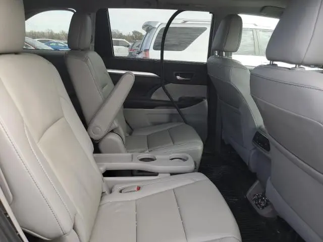 2019 TOYOTA HIGHLANDER SE  