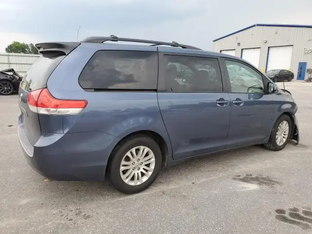 2013 TOYOTA SIENNA XLE  