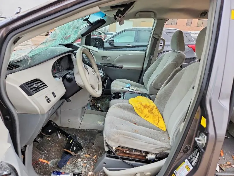 2011 TOYOTA SIENNA LE 8-PASSENGER  