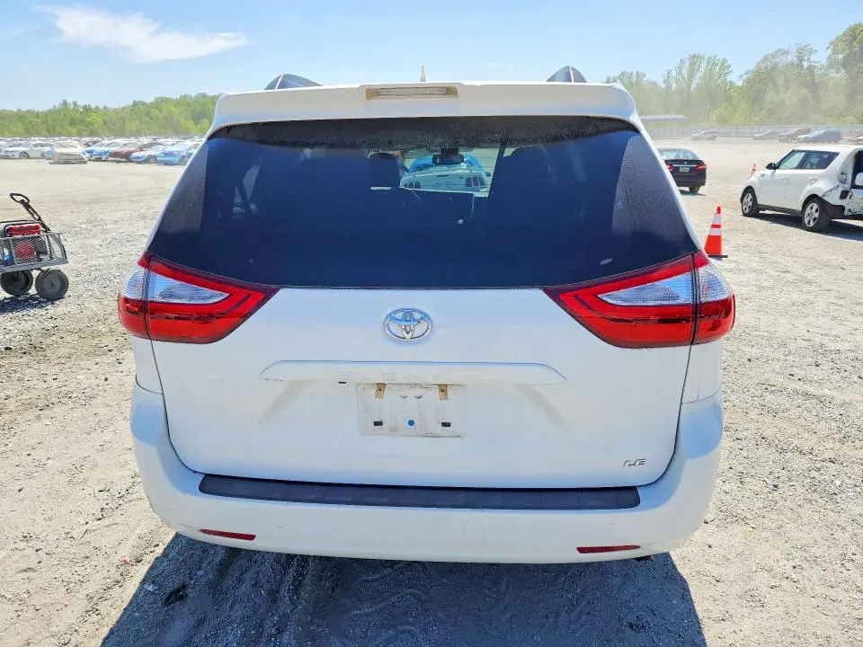 2019 TOYOTA SIENNA LE  