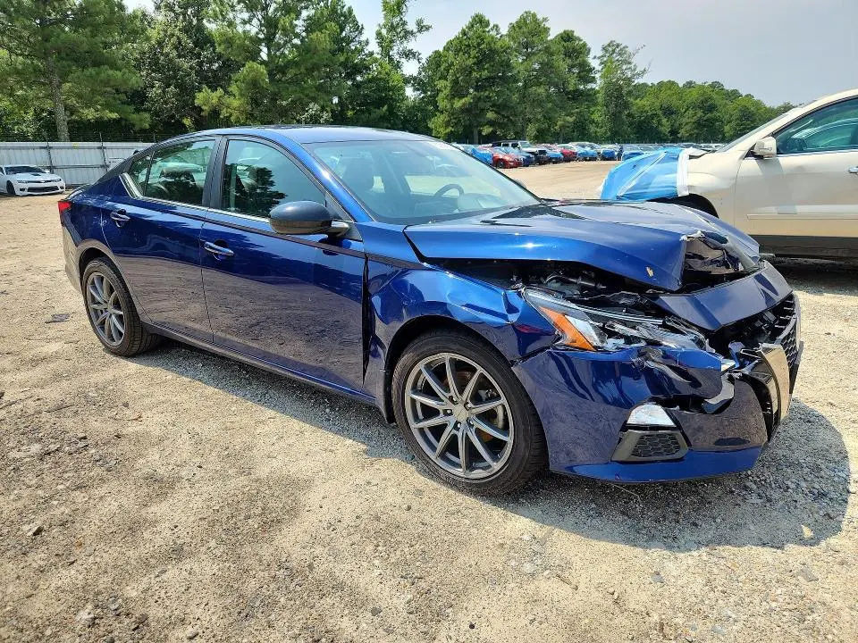 2019 NISSAN ALTIMA SR  