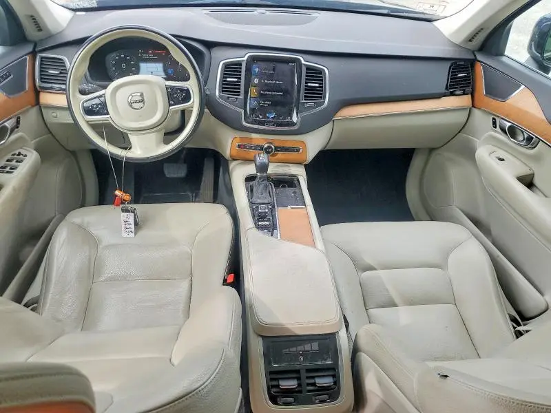2021 VOLVO XC90 T6 MOMENTUM  