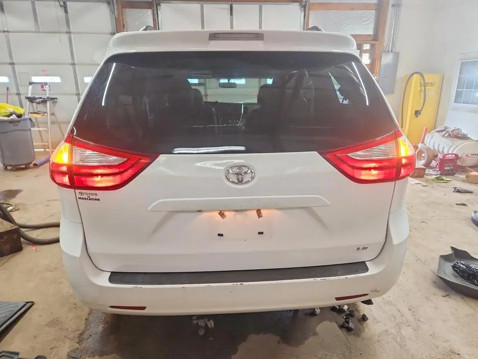 2015 TOYOTA SIENNA LE  