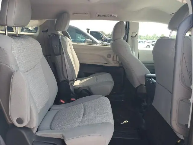 2022 TOYOTA SIENNA LE  