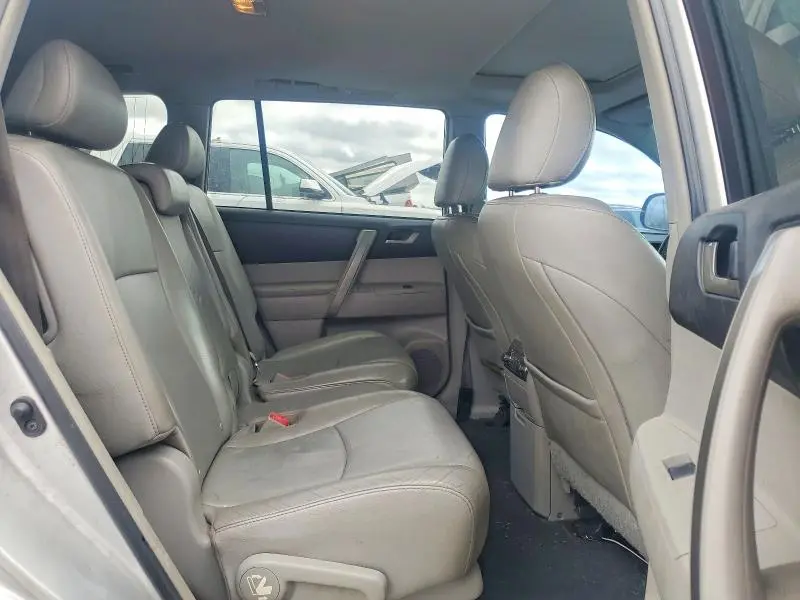 2013 TOYOTA HIGHLANDER SE  