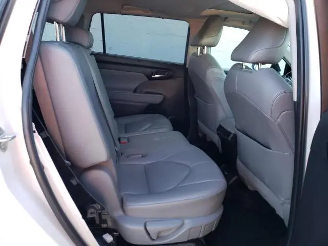 2021 TOYOTA HIGHLANDER XLE  