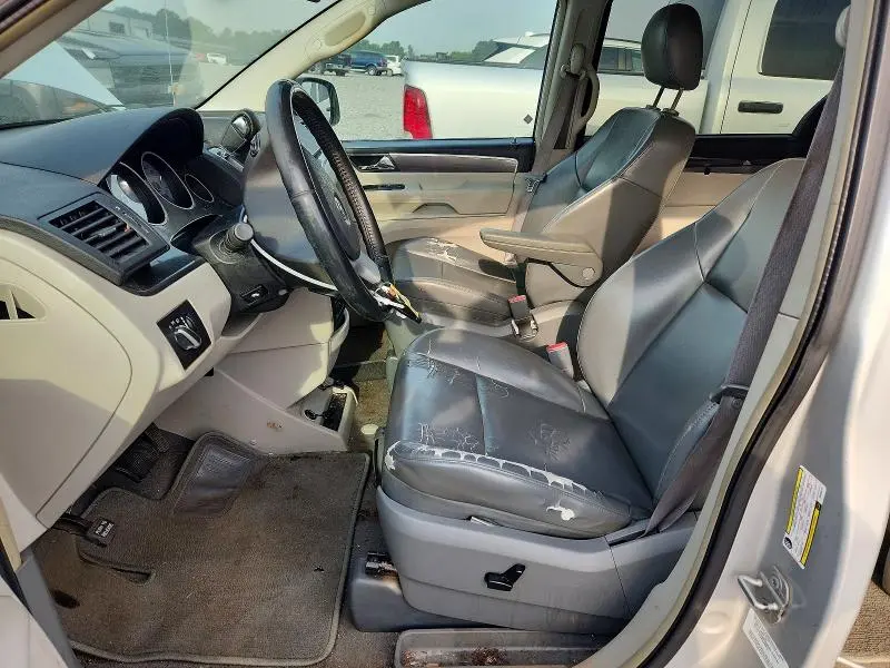 2010 VOLKSWAGEN ROUTAN SE  