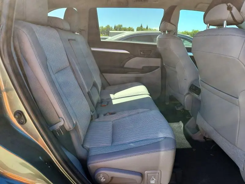 2016 TOYOTA HIGHLANDER LE PLUS  