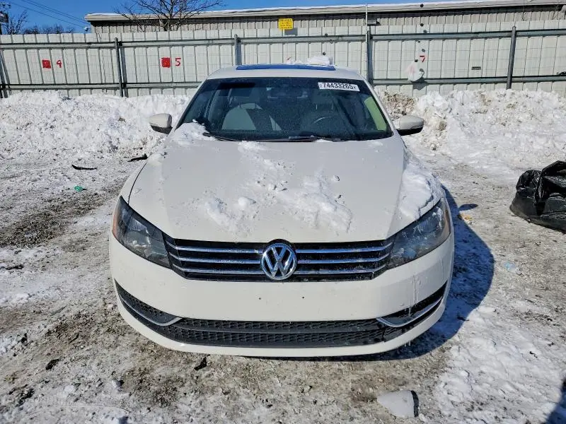 2013 VOLKSWAGEN PASSAT SE  