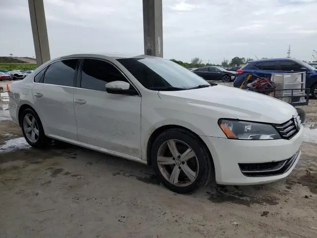 2013 VOLKSWAGEN PASSAT SE  