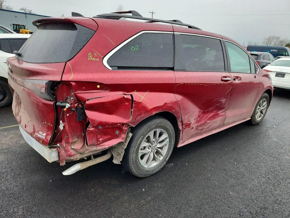 2023 TOYOTA SIENNA XLE  