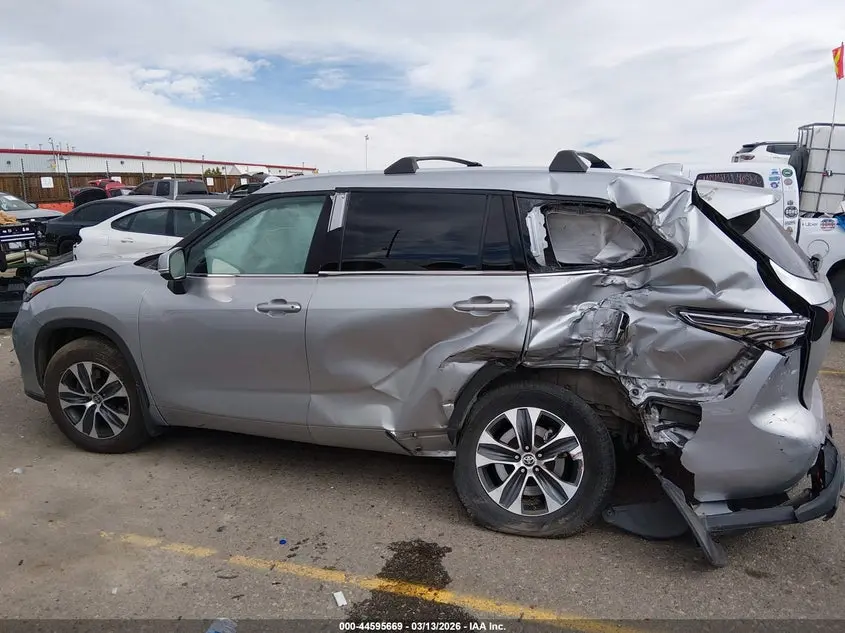 2022 TOYOTA HIGHLANDER XLE