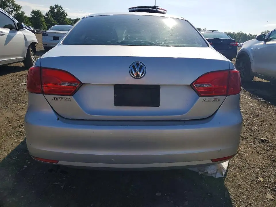 2011 VOLKSWAGEN JETTA SE  