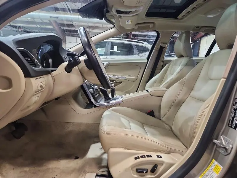 2015 VOLVO V60 PLATINUM  