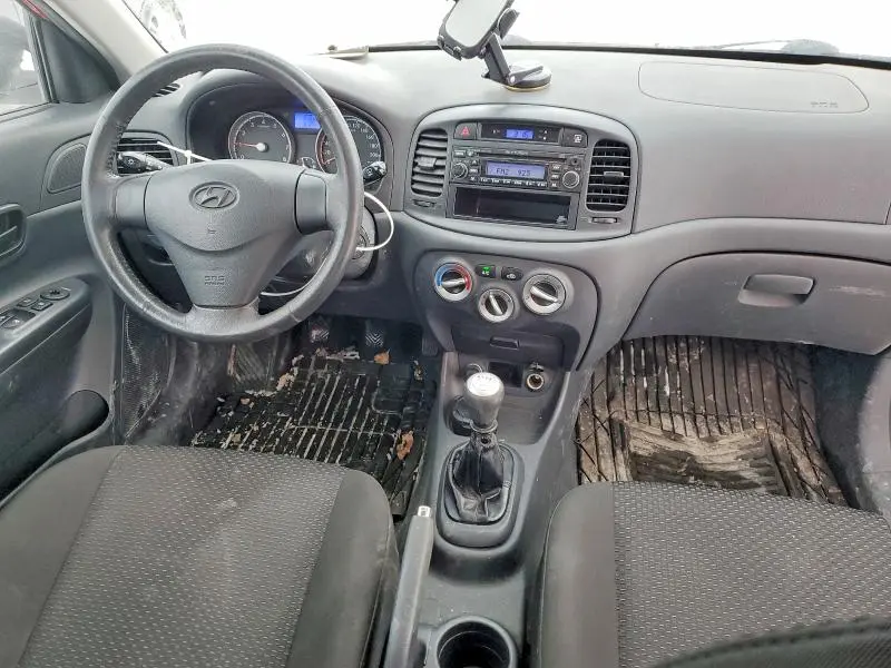 2010 HYUNDAI ACCENT SE  